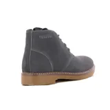 Bota casual tipo chukka de gamuza gris, con cordones al tono, costuras reforzadas y suela de goma color suela con detalle de pespunte blanco.