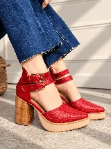 Zapatos de tacón alto color rojo con textura de cocodrilo, plataforma delantera y taco ancho de madera. Cuenta con doble tira en el tobillo con hebillas doradas y diseño destalonado.