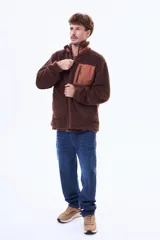 Campera de sherpa color marrón con cierre frontal completo, cuello alto y bolsillo frontal con cierre en contraste de material.