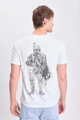 Remera blanca de manga corta con estampado de Boba Fett en la espalda.