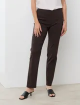 Pantalón de gabardina elastizada celeste, marca Zac & Rachel. Modelo recto con pretina ancha con faja interna modeladora, largo de pierna y costura frontal pespunteada.