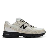 Championes New Balance modelo 740, unisex, con parte superior de malla tejida abierta en tonos blanco y beige claro, superposiciones sintéticas en beige y cordones negros. Entresuela segmentada en negro con tecnología ABZORB visible en el talón y suela exterior de goma negra.