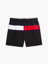 Short de baño Tommy Hilfiger de corte amplio, con diseño color block que incorpora los colores icónicos de la marca (negro, blanco, azul marino y rojo) en la parte frontal. Cuenta con cintura elástica con cordón ajustable, dos bolsillos laterales y un bolsillo trasero de ojal.
