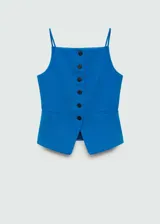 Chaleco entallado de color azul, con cuello halter, tirantes finos y cierre frontal con botones oscuros. Presenta dos bolsillos de ribete delanteros y forro interior.