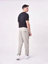 Pantalón de jogging negro con cintura elástica ajustable mediante cordón, bolsillos laterales y puños elásticos en los tobillos.