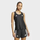 Musculosa deportiva negra con cuello redondo y tirantes anchos. Presenta un logo de Adidas y un logo 'AR' en blanco en el pecho.