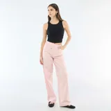 Pantalón de twill en color rosa, de corte recto y tiro medio, con un diseño de cintura asimétrica cruzada y cierre de botón frontal.