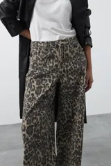 Pantalón de tiro alto con silueta wide leg y estampado animal print. Confeccionado en denim estructurado con un toque de elastano para mayor comodidad.
