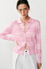 Chaqueta de punto de manga larga con diseño de rayas horizontales en tonos rosados, cuello solapa y cierre frontal con botones forrados a tono.