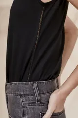 Musculosa negra de algodón peinado, con escote redondo y corte al cuerpo.