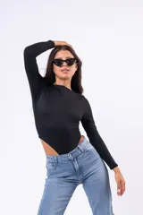 Body de manga larga confeccionado en jersey con lycra, de color negro, con cuello redondo y corte cavado en la cadera.