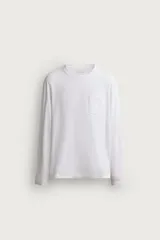Remera blanca de manga larga con corte regular fit, cuello redondo y un bolsillo aplicado en el pecho.