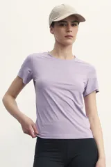 Remera deportiva de manga corta y cuello redondo, color lila, con ajuste ceñido al cuerpo.