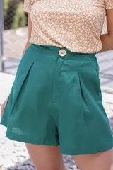 Bermuda a cuadros lila y blanco, de corte holgado y tiro alto, con pinzas y botón a la vista.