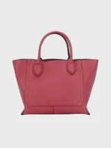 Cartera tipo tote de cuero granulado color rosado, con asas superiores y correa larga desmontable. Presenta un bolsillo exterior frontal con solapa y herrajes metálicos plateados.