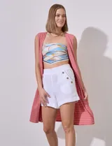 Chaleco largo blanco texturado, sin mangas.