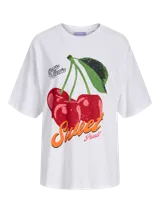 Remera de cuello redondo y mangas cortas, con calce holgado y estampa frontal de cerezas con texto decorativo.