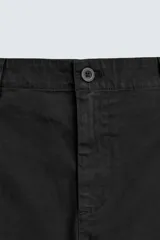 Pantalón de corte recto confeccionado en tejido de sarga con estructura diagonal. Presenta cintura elástica, bolsillos delanteros, bolsillos traseros de vivo y cierre frontal con cremallera y botón.