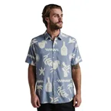 Camisa celeste con estampado de motivos playeros en blanco, de manga corta y corte recto.