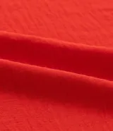 Blusa de crepé color rojo, con escote en V y mangas cortas con volados dobles en los hombros.