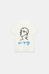 Remera de algodón de corte regular con cuello redondo y manga corta. Presenta un estampado frontal con un dibujo lineal de un rostro y la firma de Henri Matisse en color azul.