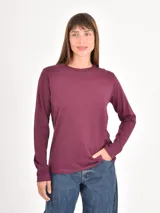Remera de manga larga con cuello redondo, confeccionada en tejido de punto liso.
