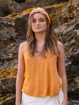 Musculosa reversible de tejido de punto con escote en V, confeccionada en viscosa. Presenta un diseño holgado y ligero, ideal para la temporada de verano.