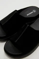 Sandalias de gamuza marrón, diseño abierto con tira ancha en el empeine y suela plana de goma.