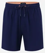 Bermuda de secado rápido color azul marino, con cintura elástica, cordón de ajuste y bolsillos laterales y traseros, ideal para uso casual o de playa.