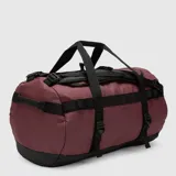 Bolso duffel de viaje color bordó con detalles en negro. Cuenta con correas de mano, correas ajustables, cierres reforzados y base resistente al agua.