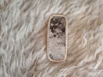Broche para pelo artesanal de cuero con bordados en tiento fino.