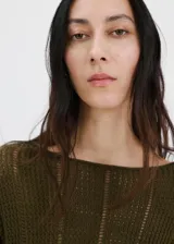 Chaleco de punto verde militar con cuello barco y diseño recto sin mangas.