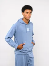 Canguro Umbro de felpa con capucha y cordones ajustables. Presenta el logo de la marca bordado en el pecho en color celeste y bolsillo frontal tipo canguro.