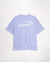 Remerón de corte oversize color lila, con mangas cortas caídas y cuello redondo. Presenta estampados en el frente y en la espalda.