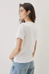Remera básica de corte clásico con cuello redondo, mangas cortas y calce relajado, ideal para el uso diario.