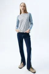 Remera de rib melange en colores combinados, con calce al cuerpo, escote a la base y aberturas en los hombros.