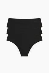Pack de tres bombachas hipster deportivas negras, confeccionadas en tejido funcional DryMove que absorbe el sudor. Diseño de cintura clásica con refuerzo interior y cobertura media en la parte posterior.