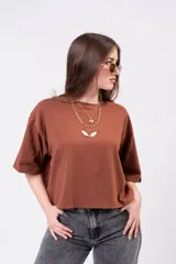 Remera negra de algodón premium, corte oversize boxy, manga corta holgada, cuello a la base y detalle de bordado central en contraste.