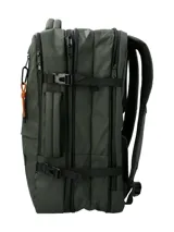 Mochila multifuncional RKF color verde militar, fabricada en poliéster reciclado repelente al agua. Cuenta con tres compartimentos principales con cierre, compartimento interno para laptop de 15 pulgadas, múltiples bolsillos frontales con cierre, mango lateral para uso como maletín, correas ajustables y panel trasero acolchado.