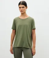Remera deportiva de manga corta con cuello redondo, confeccionada en tejido técnico de poliamida y elastano. Presenta un diseño liso con detalle de recorte en la espalda, ofreciendo ligereza, suavidad y secado rápido.