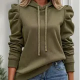 Buzo tipo hoodie color verde oliva, con capucha y cordones ajustables. Presenta un diseño distintivo de mangas largas con hombros abullonados y fruncidos, y puños elásticos acanalados.