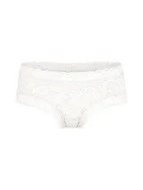Bombacha tipo cheeky confeccionada en encaje blanco con diseño floral, tiro bajo y bordes festoneados.