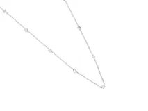 Collar de cadena fina de acero con pequeños dijes en forma de cubo distribuidos a lo largo de toda la pieza.