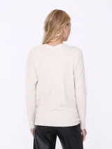 Sweater beige de punto con escote en V y lurex.