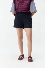 Short azul marino de corte clásico con cintura elástica fruncida y bolsillos laterales.