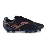 Championes de fútbol Joma Aguila 2401 para césped artificial, unisex, color negro con logo Joma en gris y borde naranja. Fabricados en PVC resistente, con lengüeta ergonómica, sistema de cordonera y contrafuerte interior EXO COUNTER. Suela sintética con tacos añadidos.