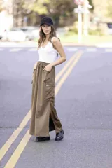 Falda larga color verde militar, con cintura elastizada y bolsillos laterales tipo cargo.