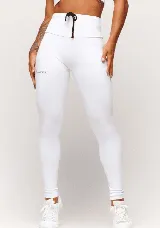 Calza deportiva roja de tiro alto con cordón ajustable en la cintura y logo estampado en la pierna.