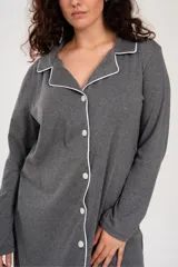 Camisón gris de manga larga con botones frontales, cuello camisero y ribetes blancos.