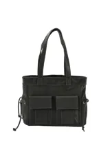 Cartera de poliuretano color negro, tipo tote bag, con dos bolsillos frontales con solapa, asas de hombro y cordones ajustables en los laterales.